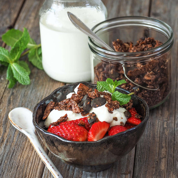 Erdbeeren mit Vanille-Joghurt und Schoko-Hirsegranola-Topping