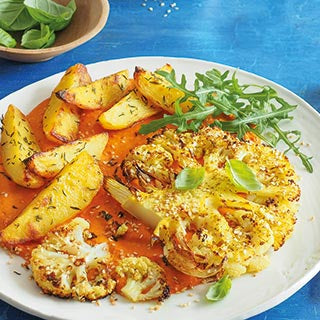 Gebackene Blumenkohl-Steaks mit Ofenkartoffeln und Paprika-Dip