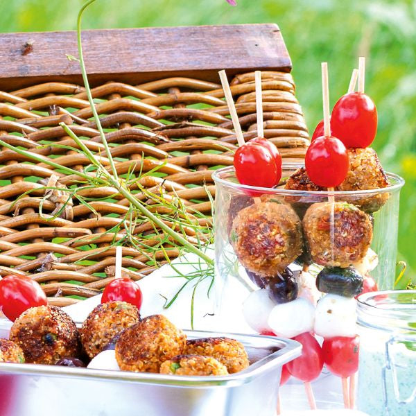 Caprese-Spieße mit Mini-Bratlingen und zitronigem Basilikum-Joghurtdip