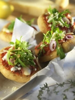 Pizza mit Salat
