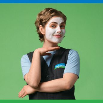 Reformhaus Beraterin mit Gesichtsmaske