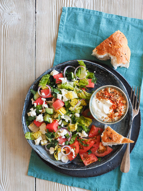 Melonen-Gurken-Römersalat mit Joghurt-Dukkah-Dip und Fladenbrot
