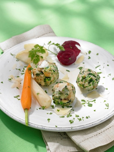 Brennnessel-Käseknödel mit Gemüse auf Selleriecreme