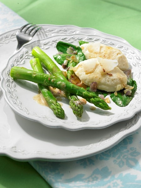 Topfennocken mit grünem Spargel auf Mangold