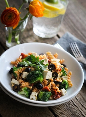 Warmer Linsen-Spirellisalat mit Oliventofu