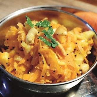 Masala-Möhren-Salat mit Ananas, Datteln und Cashewkernen