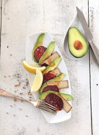 Rote-Bete-Carpaccio mit Avocado und Räuchertofu