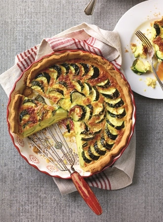 Zucchinikuchen mit Tomaten