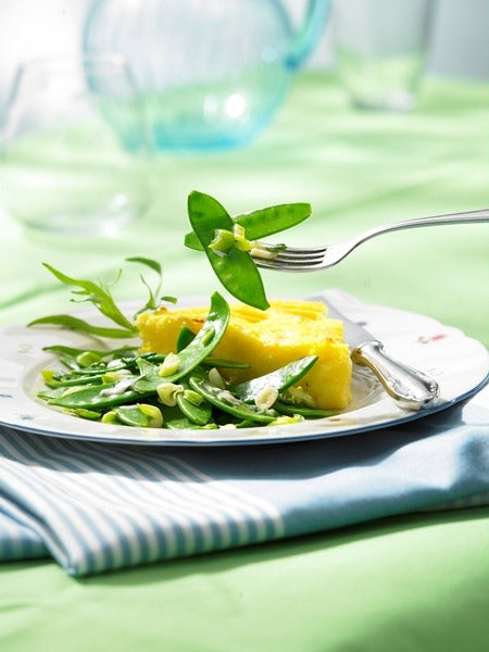 Zuckererbsenschoten mit Frühlingszwiebeln und Polenta