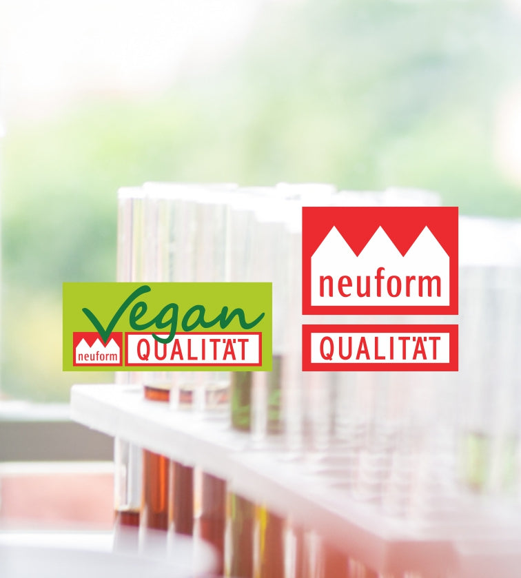 Reagenzgläser im Hintergrund, vorne Logo vegane neuform® Qualität und neuform® Qualität