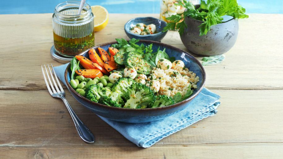 Grüne Salat-Bowl auf Holztisch hübsch angerichtet 