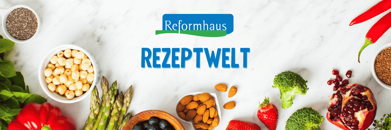 Reformhaus® Rezeptwelt erscheint eingerahmt von frischem Gemüse und Früchten 