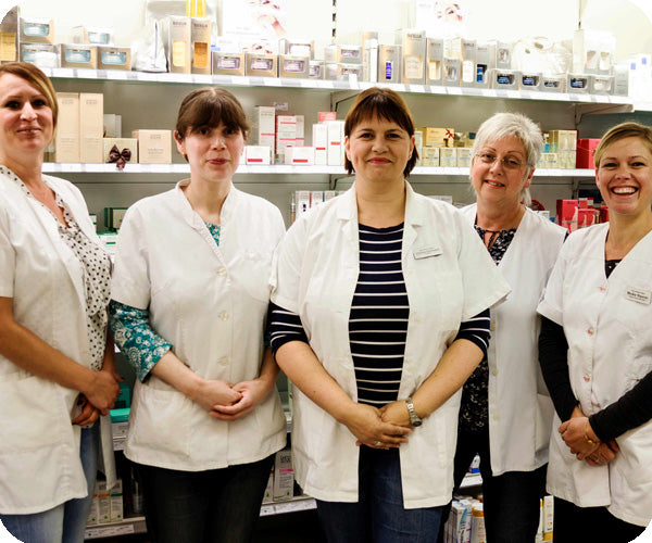 Teamfoto vor dem Kosmetikregal im Reformhaus Ratjen