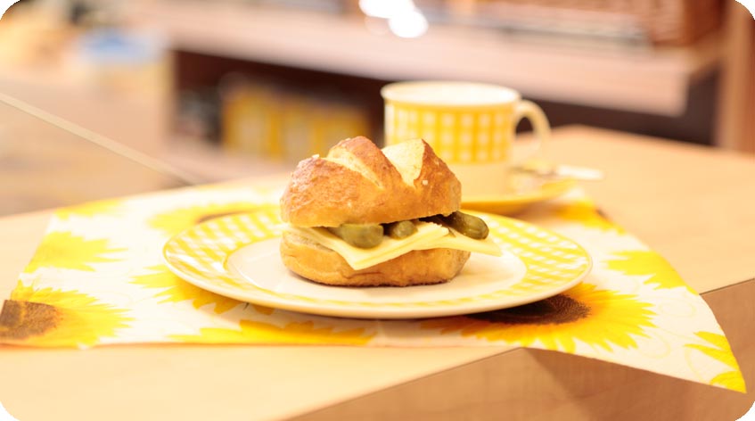 Kaffee und belegte Semmel im Bistro Reformhaus Eden