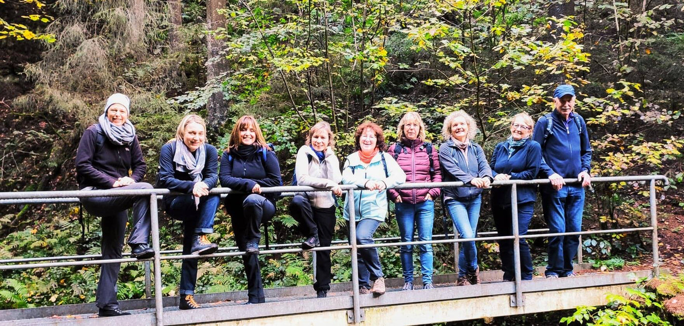 Gruppenfoto von Teilnehmer:innen beim Wandern